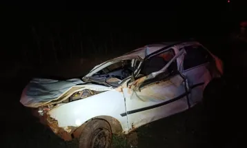Motorista morre e passageiro fica ferido em capotamento na PR-473