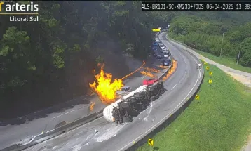 Carreta carregada com combustível tomba, explode e fogo atinge vários carros em rodovia