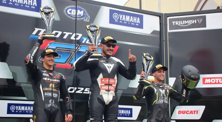 Aí que inveja dos argentinos! Nos campos e na pista