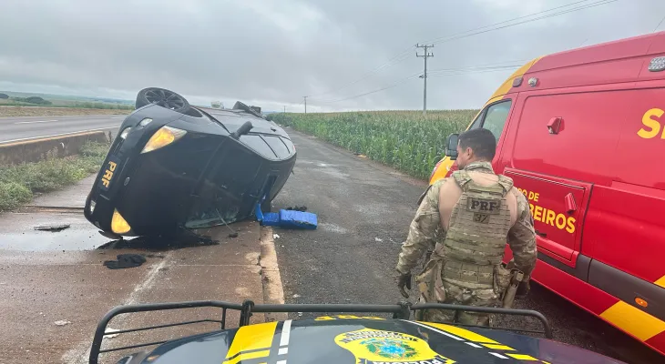 Carro completamente carregado com maconha tomba ao tentar fugir da PRF