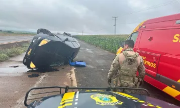 Carro completamente carregado com maconha tomba ao tentar fugir da PRF