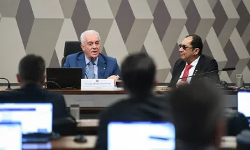 Retirada de pauta de PEC que acaba com reeleição gera embate entre senadores