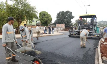 Com serviços de pavimentação e drenagem, obra na Avenida das Torres garante mais infraestrutura