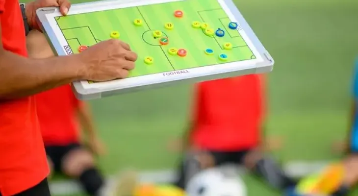 Clube de futebol de Curitiba deve pagar indenização à auxiliar técnico, após falsificar contrato