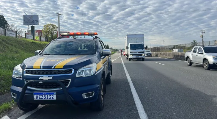 Em menos de 1 hora, PRF flagra 64 veículos transitando no acostamento na BR-277