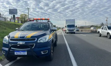 Em menos de 1 hora, PRF flagra 64 veículos transitando no acostamento na BR-277