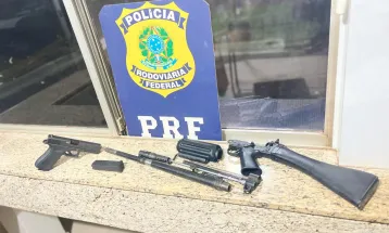 PRF apreende fuzil e pistola durante abordagem na BR-277