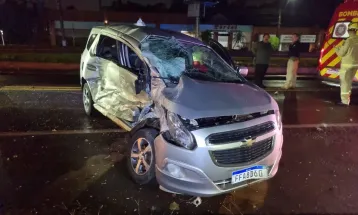 Mulher morre em grave colisão entre ônibus e carro no Trevo da Portal, em Cascavel