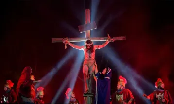 Encenações, vigílias, procissões e missas renovam a fé na Páscoa de Curitiba