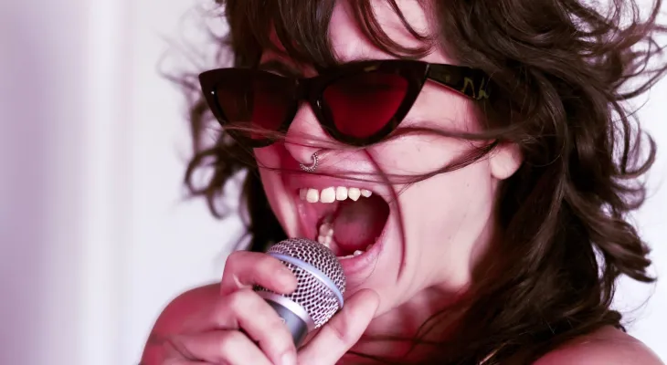 Uyara Torrente lança show teatral com músicas inéditas no Teatro Guaíra
