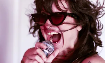 Uyara Torrente lança show teatral com músicas inéditas no Teatro Guaíra