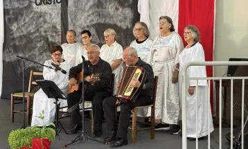 Idosos ser reúnem para celebração da Páscoa, em Toledo