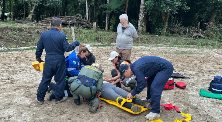 Helicóptero da PRF resgata mulher ferida em queda de cavalo