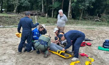 Helicóptero da PRF resgata mulher ferida em queda de cavalo