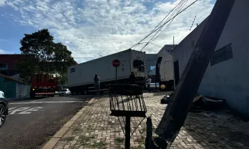Caminhão enrosca em fios, derruba poste e deixa população sem energia
