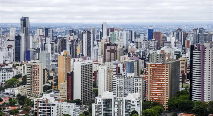Curitiba tem que manter contrato com 1ª colocada em licitação para limpeza urbana no valor de R$ 16,3 milhões