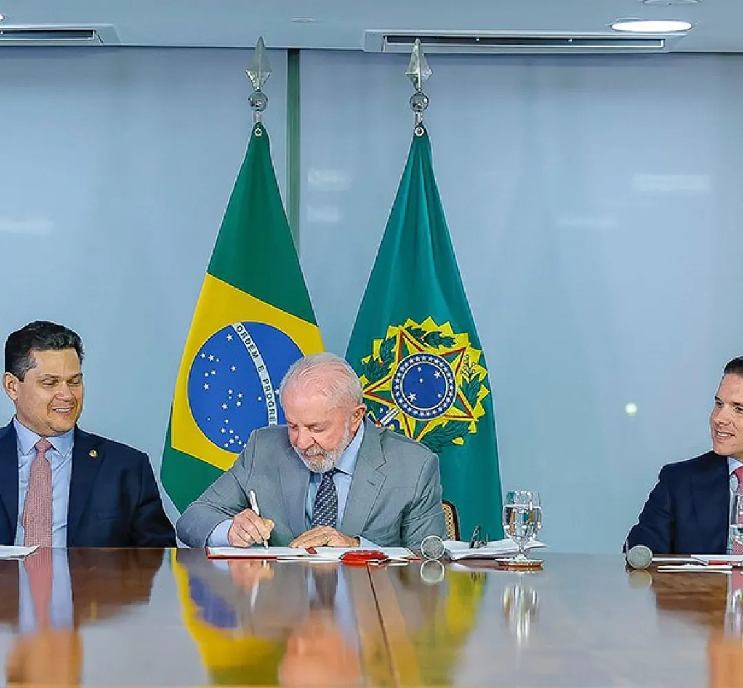 Alcolumbre tenta reaproximação com Lula para encerrar crise após derrota no STF