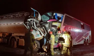 Acidente entre caminhão e ônibus deixa três mortos no Paraná