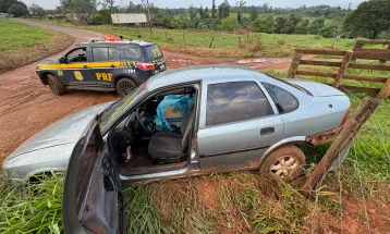 PRF apreende carga de cigarro em carro após fuga em Iporã