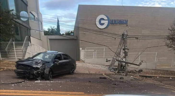 Condutor foge Após bater carro contra poste em Cascavel