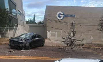 Condutor foge Após bater carro contra poste em Cascavel