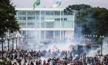 Educadores tomam as ruas em Curitiba para denunciar o Massacre do Centro Cívico, ocorrido há dez anos