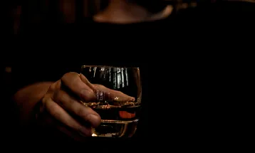 Consumo de álcool está associado a lesões cerebrais ligadas à demência, mostram autópsias