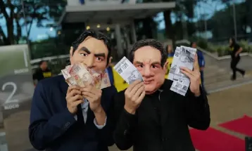 Ativistas do Greenpeace são detidos após protesto na sede da JBS