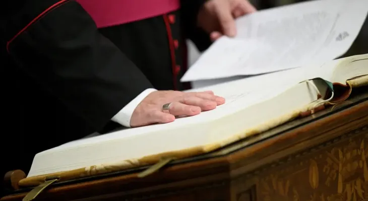 Cardeais entram em reclusão antes do conclave para eleger novo papa