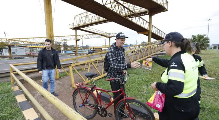 Campanha Maio Amarelo promove ação de conscientização sobre uso seguro das passarelas pelos pedestres e ciclistas