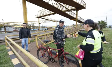 Campanha Maio Amarelo promove ação de conscientização sobre uso seguro das passarelas pelos pedestres e ciclistas