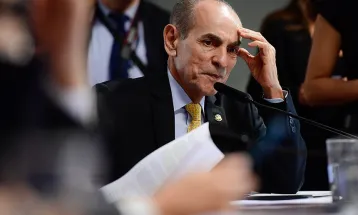 CCJ adia votação de PEC que acaba com reeleição para cargos do Executivo