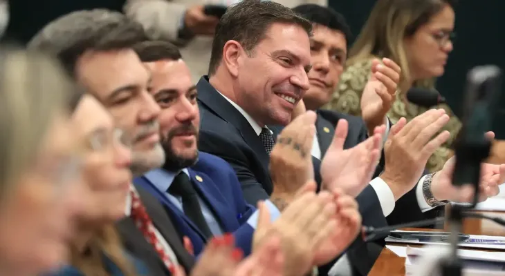 Câmara suspende ação penal contra Ramagem por atos do 8 de janeiro