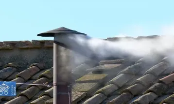 Fumaça branca indica eleição de novo papa no segundo dia de conclave