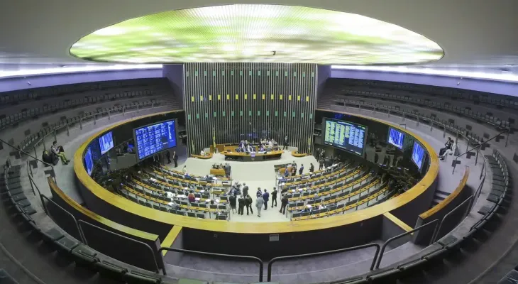 Especialistas veem manobra jurídica em decisão da Câmara sobre golpe