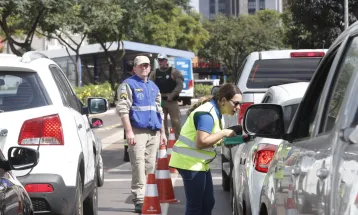 Mães recebem homenagem e orientações no trânsito durante ação do Maio Amarelo