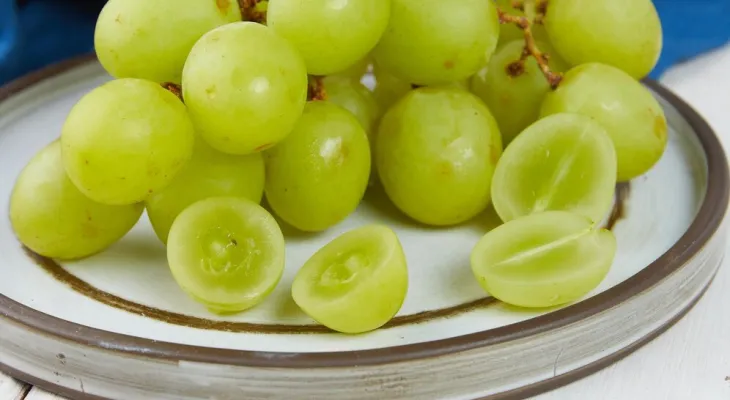 Corte as uvas ao meio 🍇