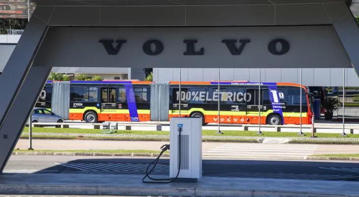 Prefeitura de Curitiba inicia teste com primeiro biarticulado elétrico do mundo