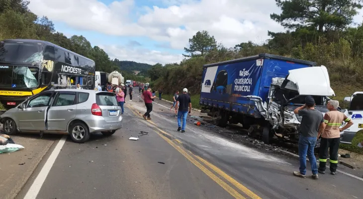 Grave acidente envolvendo cinco veículos interdita BR-277 em Guarapuava