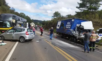 Grave acidente envolvendo cinco veículos interdita BR-277 em Guarapuava