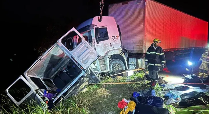 Grave acidente entre van e carreta deixa nove mortos e dez feridos na BR-251