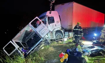 Grave acidente entre van e carreta deixa nove mortos e dez feridos na BR-251
