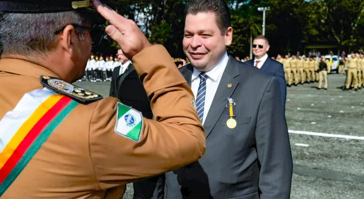 Deputado Gugu Bueno é homenageado pela Polícia Militar do Paraná com medalha Coronel Sarmento