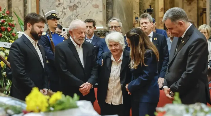 Milhares de uruguaios se despedem de Pepe Mujica em funeral