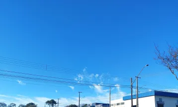 Céu limpo e ventos moderados marcam o sábado em Cascavel