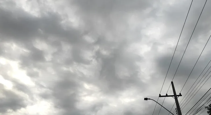 Terça-feira começa com céu carregado e previsão de chuva em Cascavel