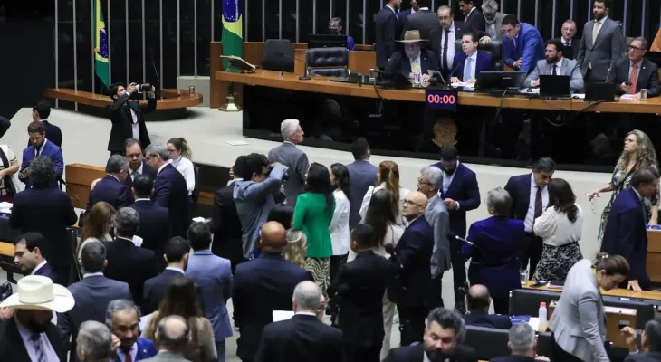 Câmara aprova projeto que reajusta salários de servidores públicos