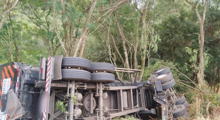 Carreta se desprende de caminhão e causa sinistro na PR-182 em Palotina