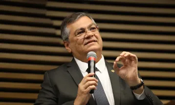 Flávio Dino suspende quebra de sigilo de Lulinha aprovada pela CPMI do INSS