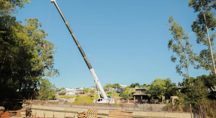 Nova Ponte do XIV de Novembro avança com içamento das vigas e já está 50% pronta